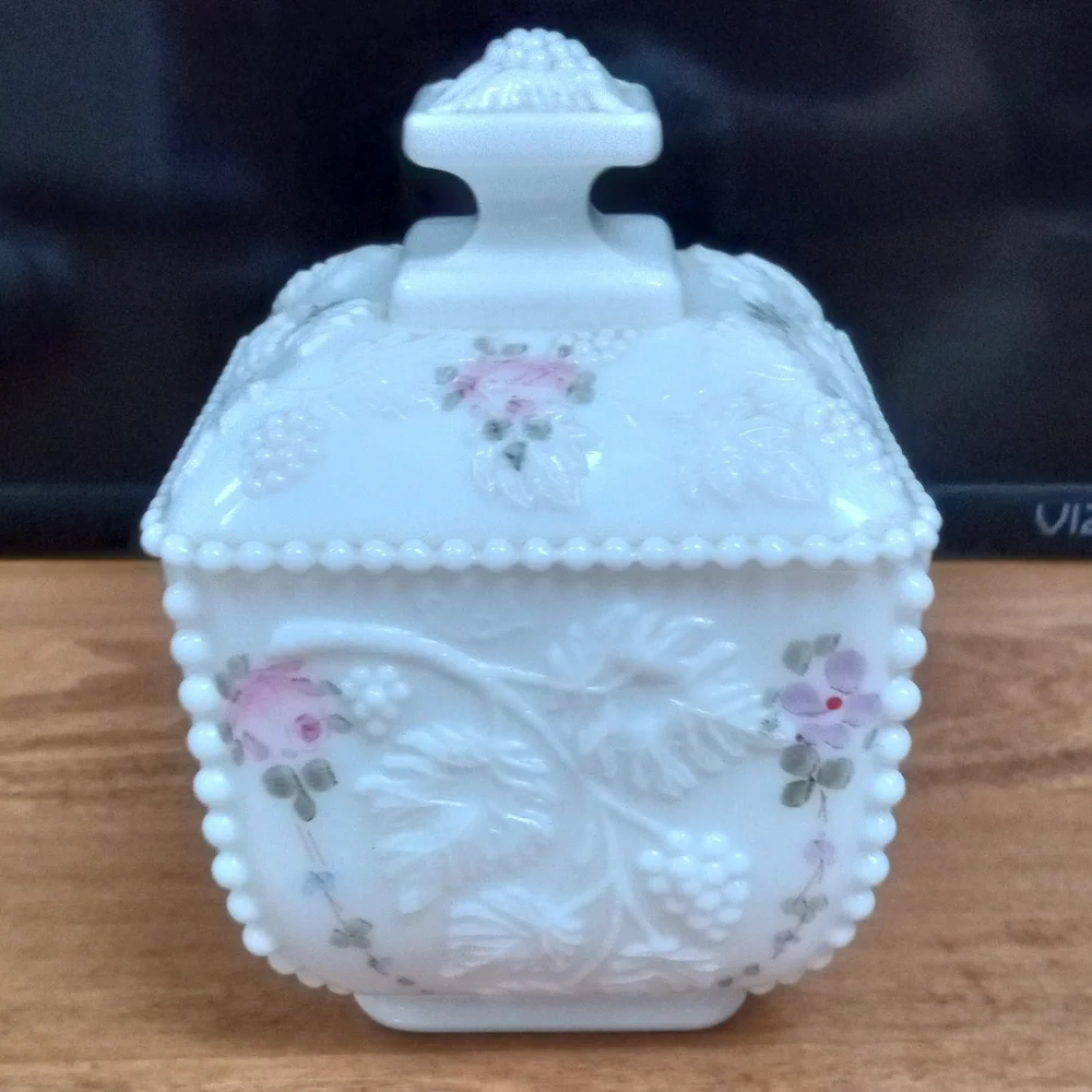 Vintage Pembroke Antique White Milk Glass Candy Dish w/lid - Picture 9 of 9